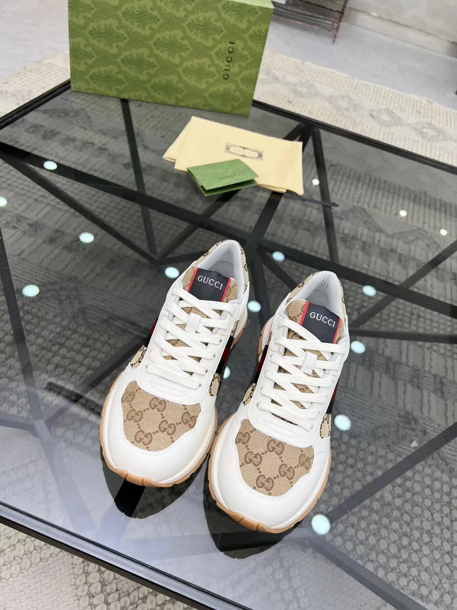 P440 new men's shoes GUCCI [Lightning] latest shoes are shipped. Original quality, fashionable, made of special materials, sheepskin lining, brand new packaging. The foot feels super comfortable and the workmanship is impeccable. Size: 38-45